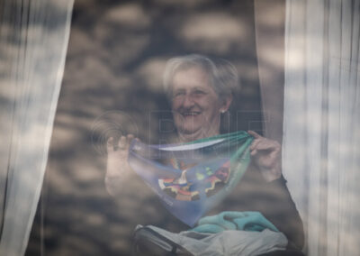 Una mujer se suma a la protesta desde su ventana.